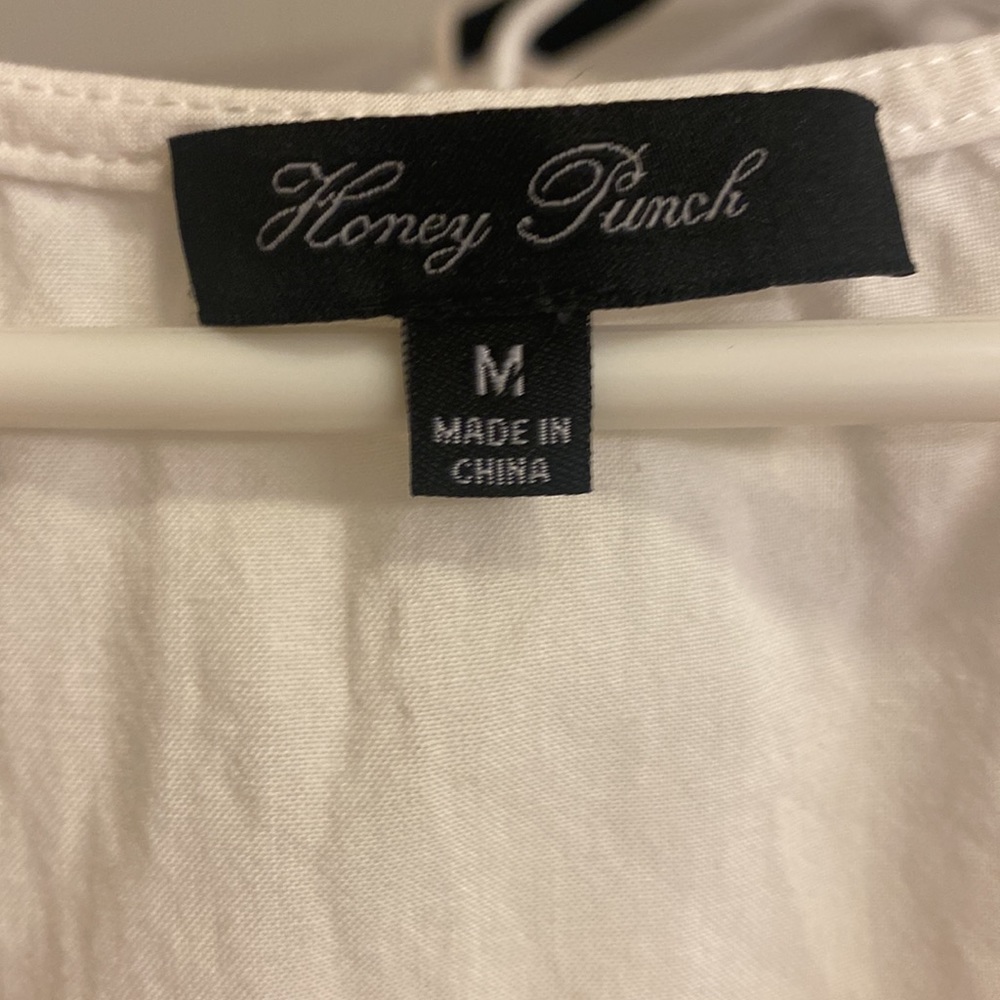 Honey Punch - Womens White Tank Top Embroidered Detail Cut Out Design - Picture 2 of 3